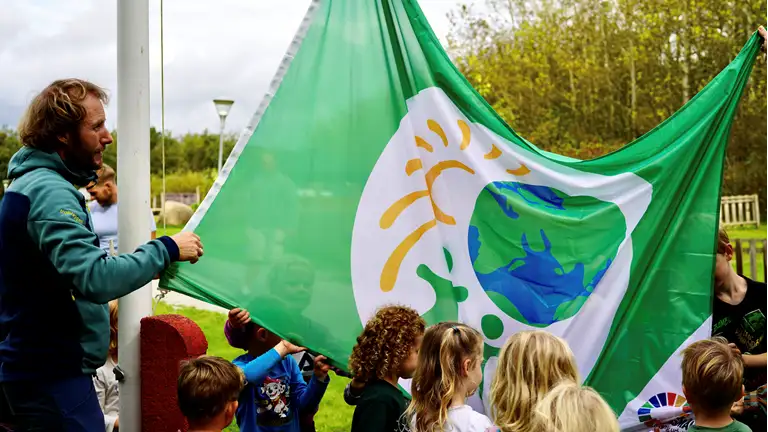 Det nye bæredygtigshedsflag bliver hejst.